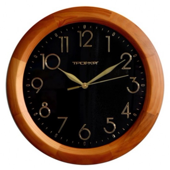 Часы настенные деревянные с черным циферблатом.