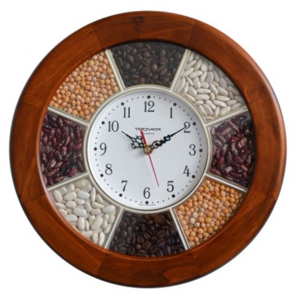Часы настенные круглые в деревянном корпусе.