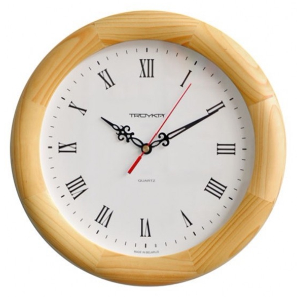 Часы настенные в деревянном корпусе с белым римским циферблатом.