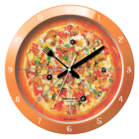 Кухонные настенные часы с пиццей.
