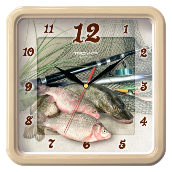 Кварцевые настенные часы с рыбой.