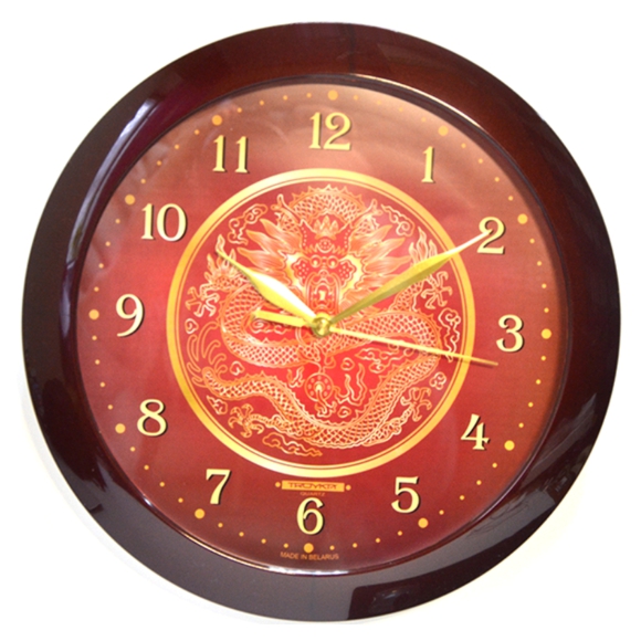 Красные настенные часы в деревянном корпусе с кварцевым механизмом.